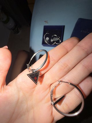 Pendientes Guess Aro Triángulo Negro y Plata
