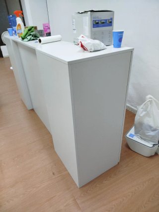 Mostrador de recepción blanco