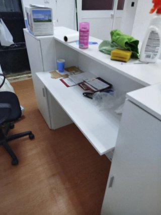 Mostrador de recepción blanco