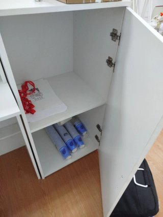 Mostrador de recepción blanco