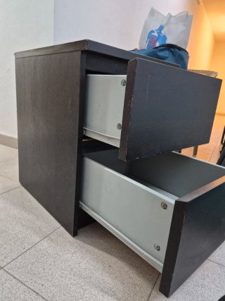 Mesita de noche cajonera de madera oscura