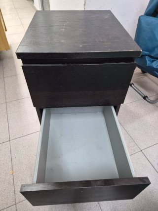 Mesita de noche cajonera de madera oscura