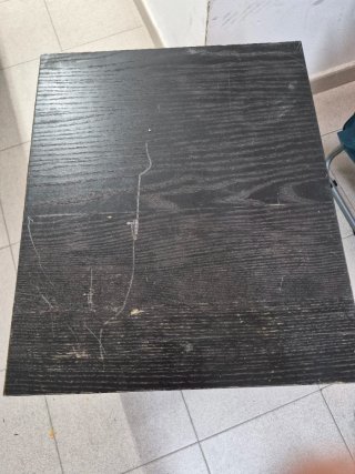 Mesita de noche cajonera de madera oscura