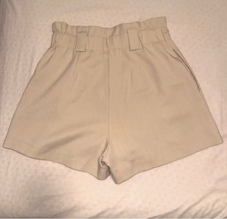 Pantalón corto Stradivarius cintura alta