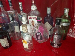 Collezione di bottiglie vuote di gin