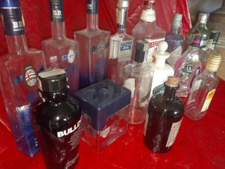Collezione di bottiglie vuote di gin