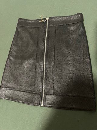 Falda de piel negra