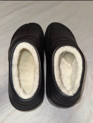 Zapatillas negras con pelo