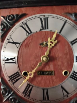 Reloj de pared antiguo con péndulo