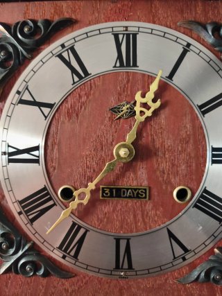 Reloj de pared antiguo con péndulo