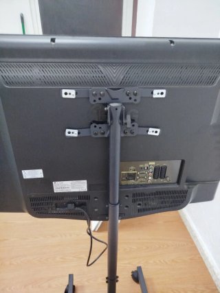 Televisión LED LG 32 pulgadas con soporte de rueda