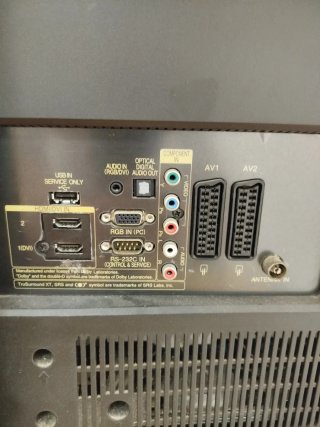 Televisión LED LG 32 pulgadas con soporte de rueda