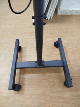 Televisión LED LG 32 pulgadas con soporte de rueda