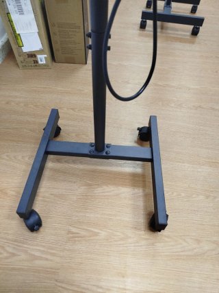 Televisión LED LG 32 pulgadas con soporte de rueda