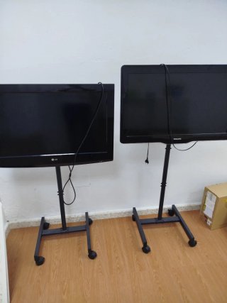 Televisión LED LG 32 pulgadas con soporte de rueda