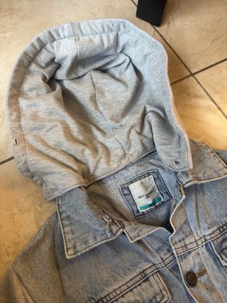 Chaqueta vaquera con capucha gris