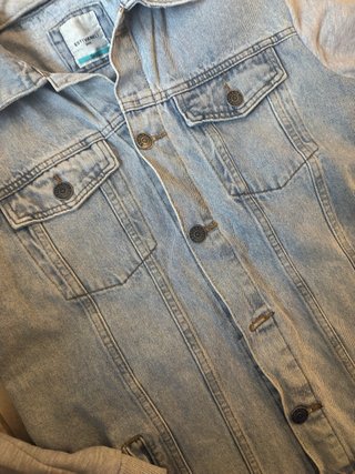 Chaqueta vaquera con capucha gris