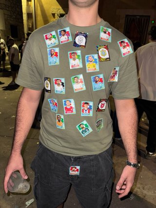 Camiseta verde con pegatinas de fútbol