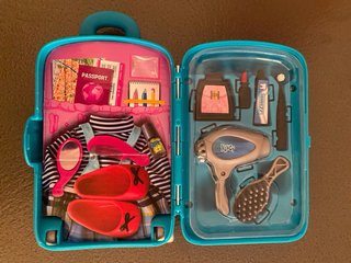 Nancy Viajera con Maleta y Accesorios