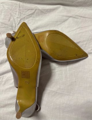 Tacones plateados punta fina