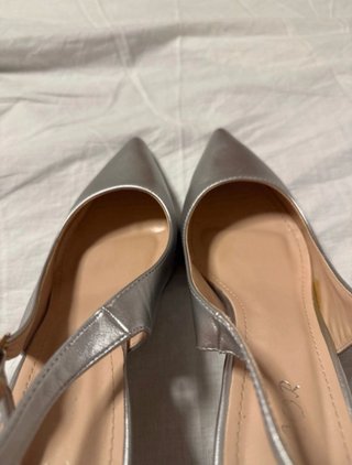 Tacones plateados punta fina