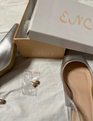 Tacones plateados punta fina
