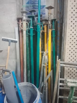 Puntales de obra metálicos