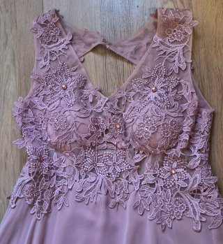 Vestido de fiesta rosa con encaje