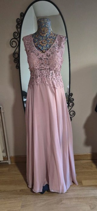 Vestido de fiesta rosa con encaje