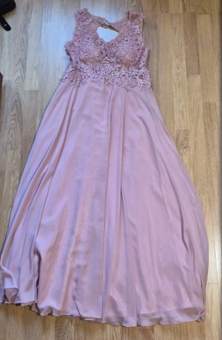 Vestido de fiesta rosa con encaje