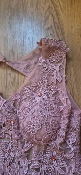 Vestido de fiesta rosa con encaje
