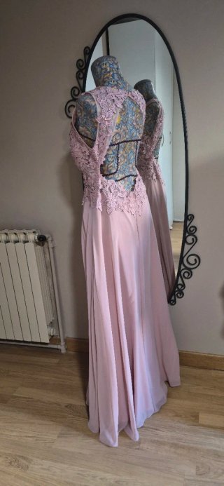 Vestido de fiesta rosa con encaje
