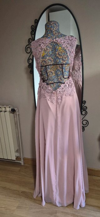 Vestido de fiesta rosa con encaje