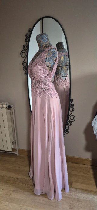 Vestido de fiesta rosa con encaje