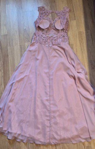 Vestido de fiesta rosa con encaje