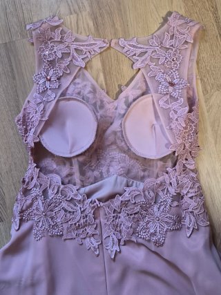 Vestido de fiesta rosa con encaje