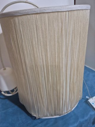 Lampara Ikea flecos beige.
