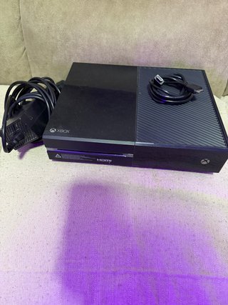 Xbox One 500GB + Cables