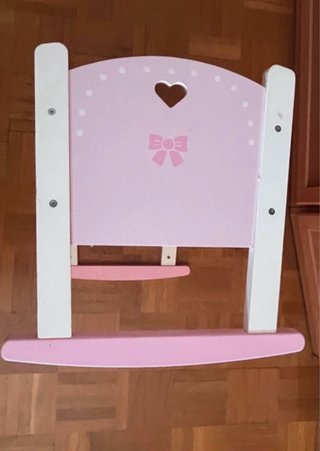 Cuna de muñecas rosa con corazón