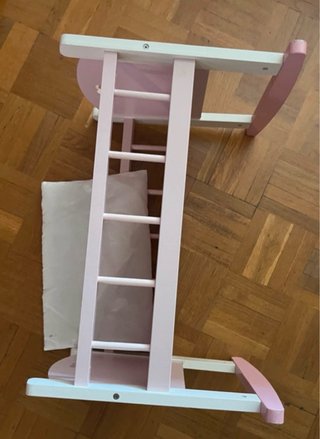 Cuna de muñecas rosa con corazón