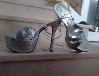 Zapatos de plataforma plateados brillantes