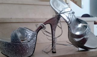 Zapatos de plataforma plateados brillantes