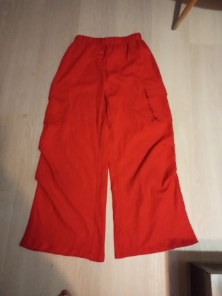 Pantalones cargo rojos anchos