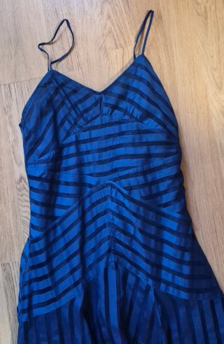 Vestido de fiesta azul con rayas