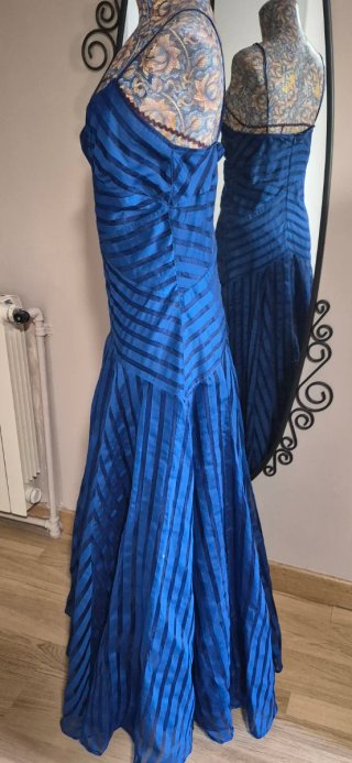 Vestido de fiesta azul con rayas