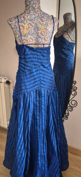 Vestido de fiesta azul con rayas