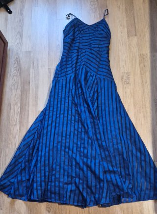 Vestido de fiesta azul con rayas