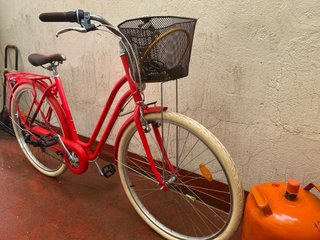 Bicicleta Roja con Cesta Bicicleta urbana de colo
