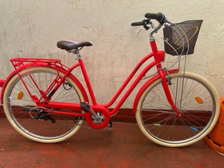 Bicicleta Roja con Cesta Bicicleta urbana de colo