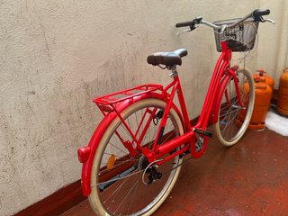 Bicicleta Roja con Cesta Bicicleta urbana de colo